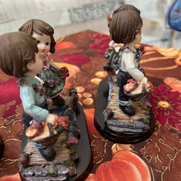 Bundle of ceramic cherubs figurines with floral scenery. - Picture 8 of 16